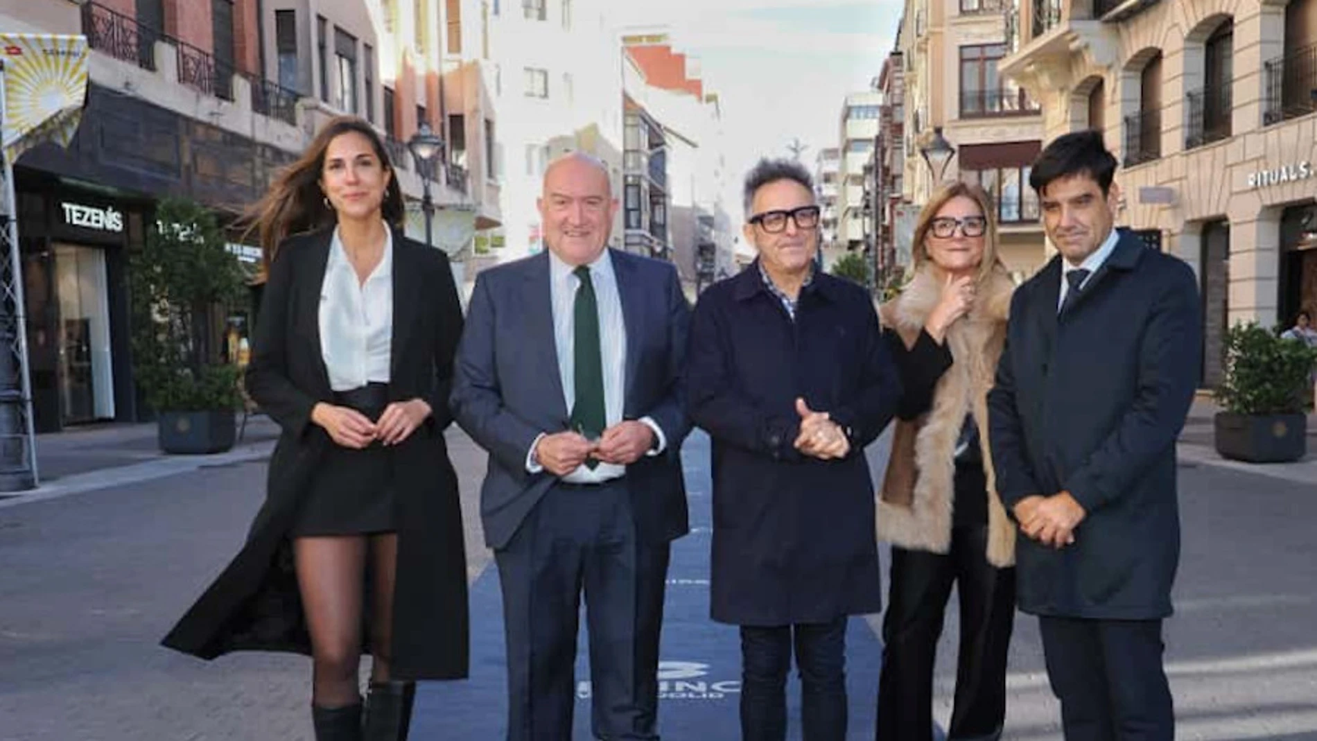 de izquierda a derecha, la concejala de Turismo, Eventos y Marca Ciudad de Valladolid, Blanca Jiménez; el alcalde de Valladolid, Jesús Julio Carnero; el director de la Seminci, José Luis Cienfuegos; María José Rivera, de Imagen, Patrocinios y Grupos de Interés de Unicaja, y el director territorial de Castilla y León de Unicaja, Manuel Rubio