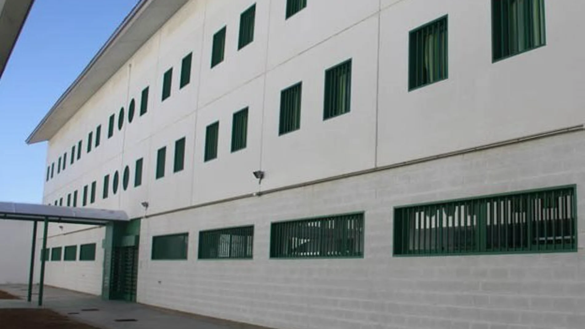 Denuncian déficit de personal y exceso de presos en El Acebuche