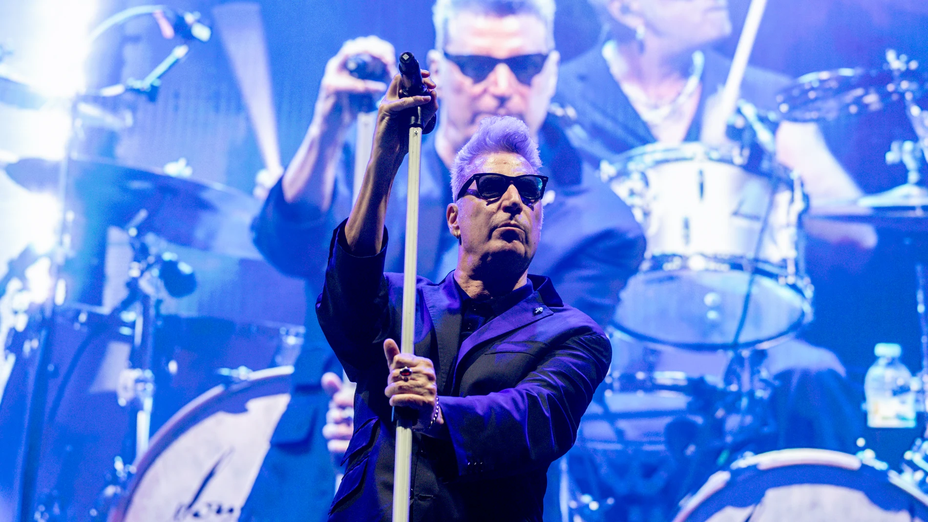 El cantante Loquillo durante su concierto en el Movistar Arena, a 23 de octubre de 2025, en Madrid (España). Loquillo ofrece en su gira "Corazones Legendarios: Grandes Clásicos en Vivo" lo mejor de su repertorio, con sus grandes éxitos y los clásicos del rock español. 24 OCTUBRE 2025 Ricardo Rubio / Europa Press 24/10/2025