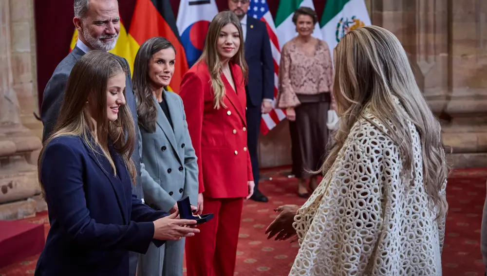 Los reyes Felipe VI y Letizia junto a la princesa Leonor y la infanta Sofía reciben en audiencia a los galard