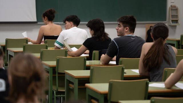 Varios alumnos en un aula universitaria