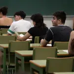 Varios alumnos en un aula universitaria