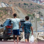 Dos migrantes pasean por la calle, a 27 de julio de 2025, en Ceuta (España)