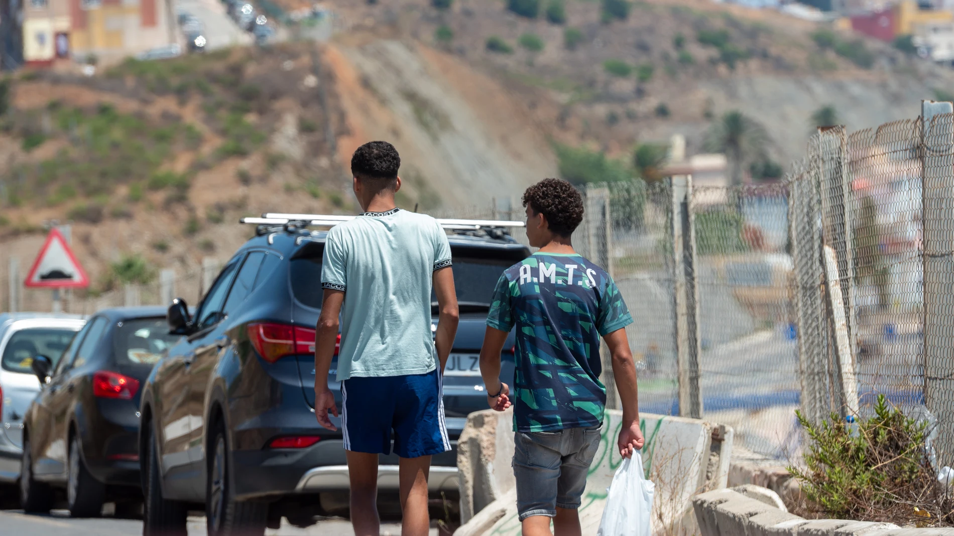 Dos migrantes pasean por la calle, a 27 de julio de 2025, en Ceuta (España)