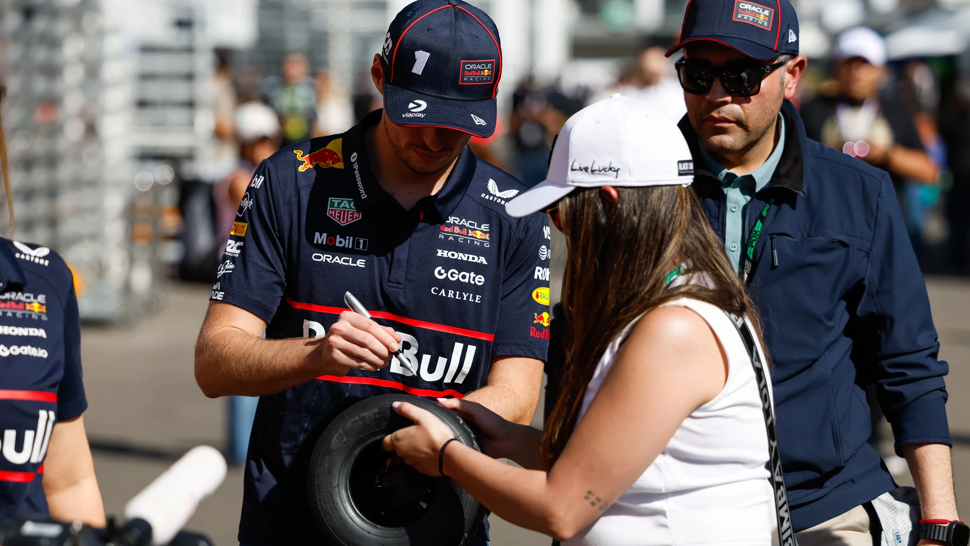 Max Verstappen firma un autógrafo a una aficionada en el Autódromo Hermanos Rodríguez