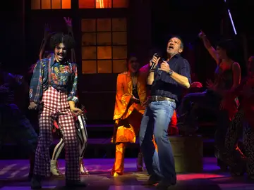 Pase gráfico del espectáculo 'Godspell' de Antonio Banderas El actor y director Antonio Banderas (d), durante el pase gráfico del espectáculo 'Godspell' en Teatro del Soho CaixaBank. A 24de octubre de 2025, en Málaga (Andalucía, España). El musical 'Godspell', que se estrenará el próximo 30 de octubre en el Teatro del Soho CaixaBank de Málaga, llega bajo la dirección de Antonio Banderas sobre la versión de Emilio Aragón. 24 OCTUBRE 2025 Álex Zea / Europa Press 24/10/2025