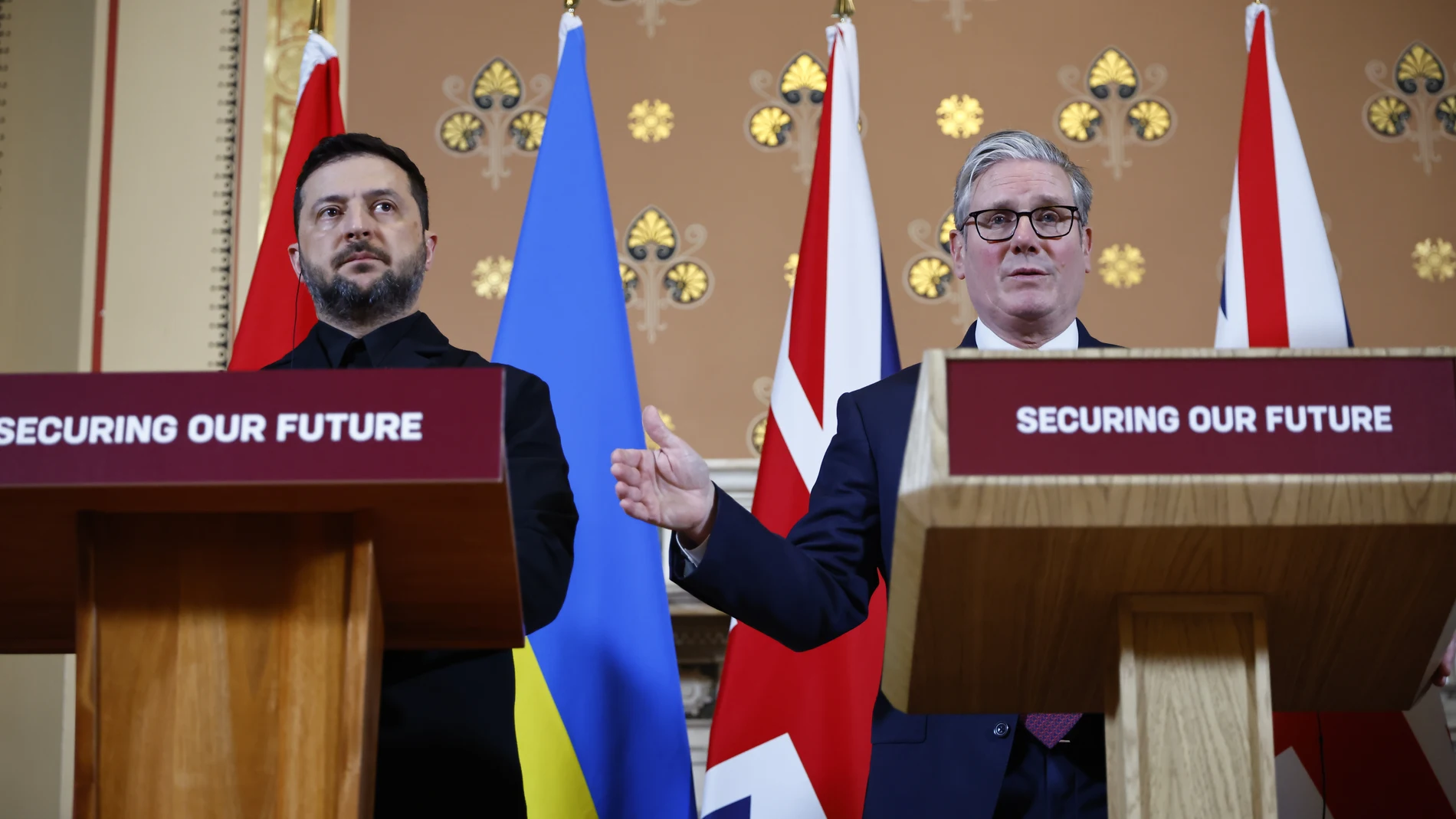 LONDON (United Kingdom), 24/10/2025.- (L-R) Ukraine's President Volodymyr Zelensky and British Prime Minister Keir Starmer speak to the media following the 'Coalition of the Willing ' meeting in London, Britain, 24 October 2025. The meeting was held to discuss military support for Ukraine attended by Western leaders in person and virtually. (Ucrania, Reino Unido, Londres) EFE/EPA/TOLGA AKMEN / POOL