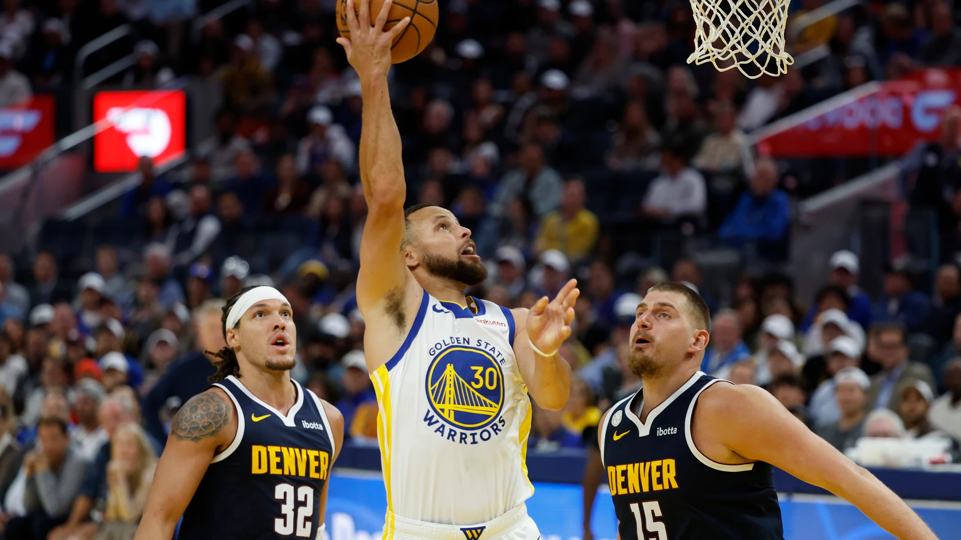 SAN FRANCISCO (United States), 24/10/2025.- Golden State Warriors guard Stephen Curry (C) in action against Denver Nuggets center Nikola Jokic (R) and Denver Nuggets forward Aaron Gordon (L) during the second half of the Golden State Warriors Opening night game against the Denver Nuggets in San Francisco, California, USA, 23 October 2025. (Baloncesto) EFE/EPA/JOHN G. MABANGLO SHUTTERSTOCK OUT