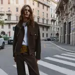 Modelo con chaqueta tendencia de Zara.