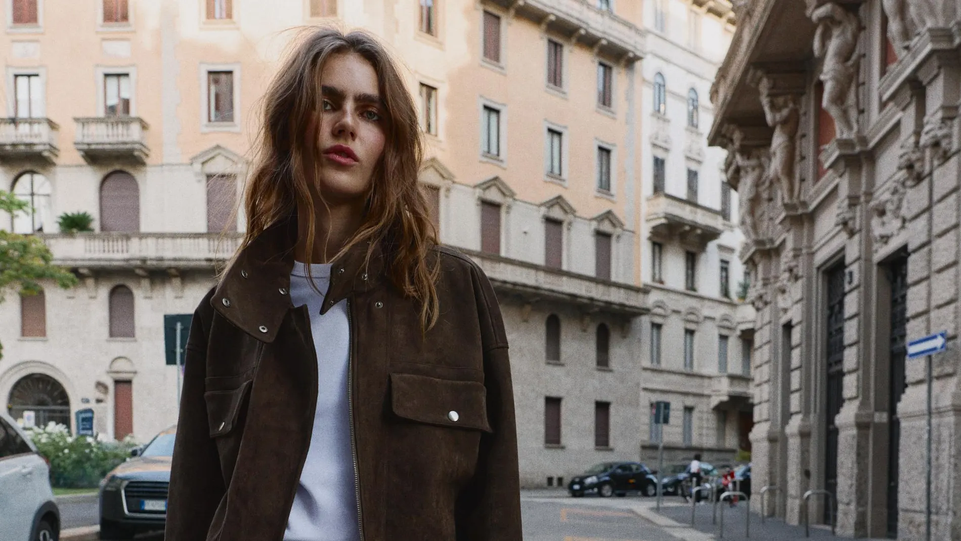 Modelo con chaqueta tendencia de Zara.