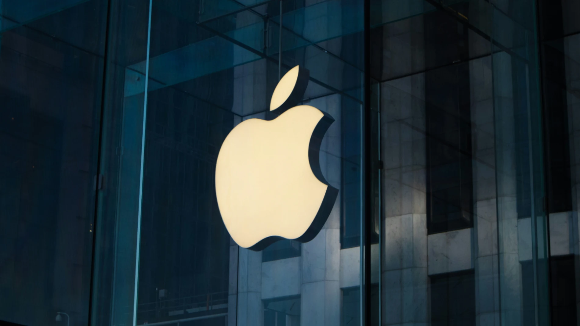 El logo de Apple sobre una de sus tiendas