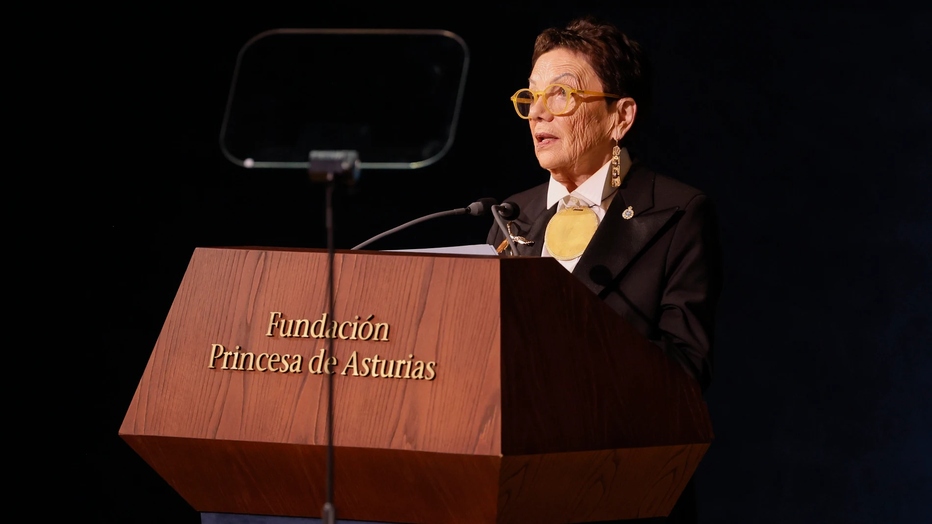 OVIEDO, 24/10/2025.- La fotógrafa mexicana Graciela Iturbide, Premio Princesa de Asturias de las Artes, interviene en la ceremonia de entrega de los Premios Princesa de Asturias, este viernes en el Teatro Campoamor de Oviedo. EFE/Ballesteros