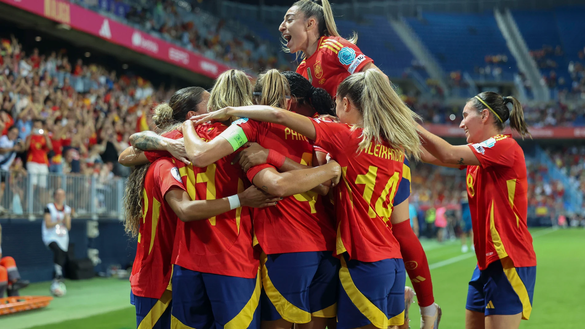 Málaga, 24/10/2025.- Las jugadoras de la selección española celebran el primer gol del combinado español durante el encuentro correspondiente a las semifinales de la Liga de Naciones que disputan hoy viernes España y Suecia en el estadio de La Rosaleda, en Málaga. EFE/Daniel Pérez.