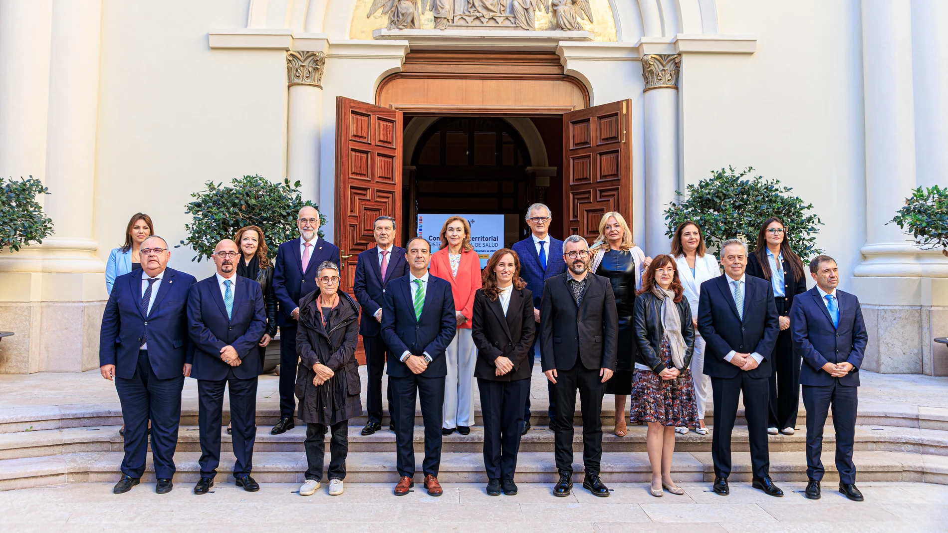 Los consejeros de Sanidad de las comunidades autónomas y la ministra de Sanidad Mónica García, este viernes durante el el Consejo Interterritorial del Sistema Nacional de Salud (CISNS) en Zaragoza