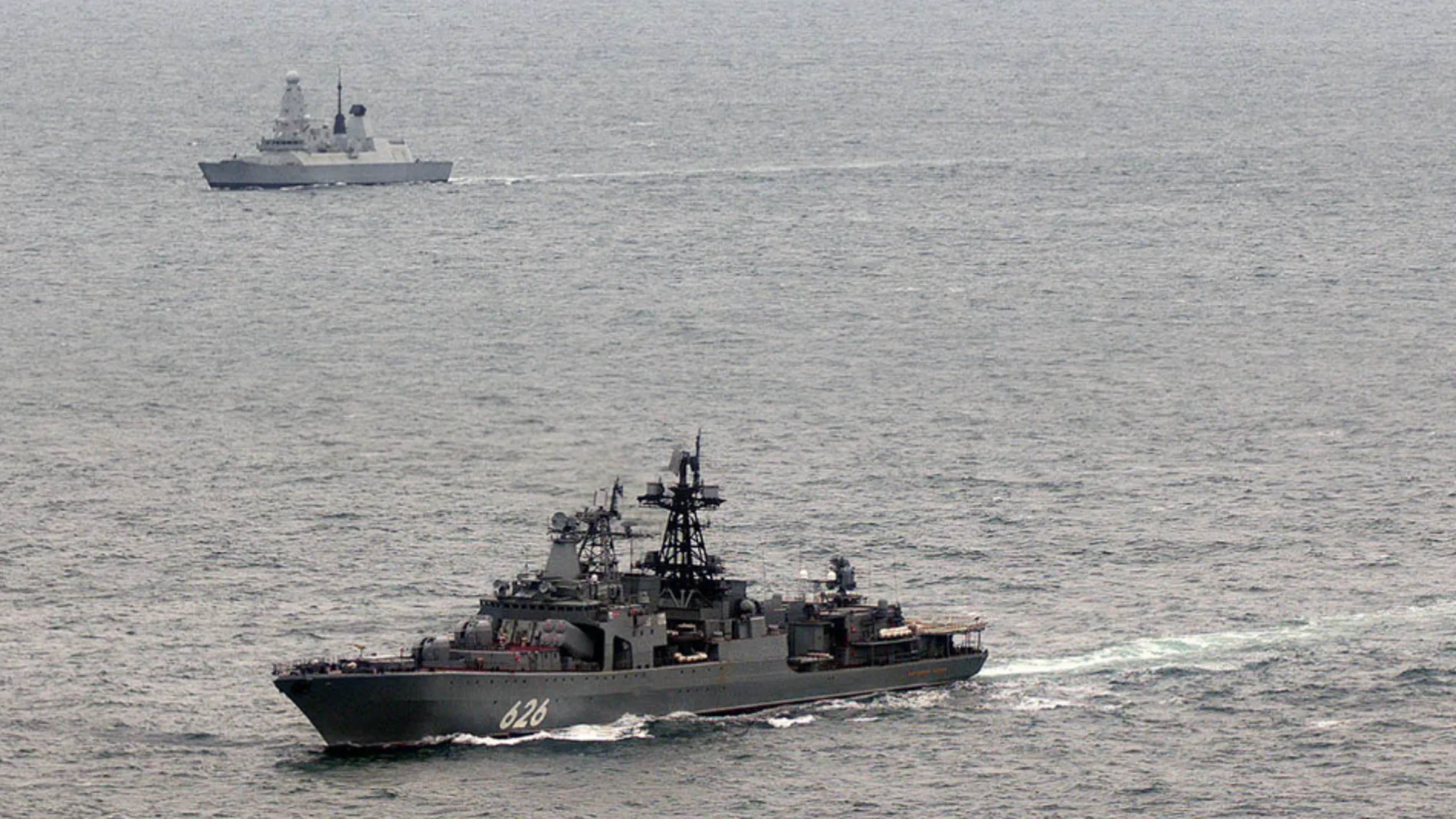 El buque británico HMS Duncan (al fondo) sigue al destructor ruso Vicealmirante Kulakov (primer plano).