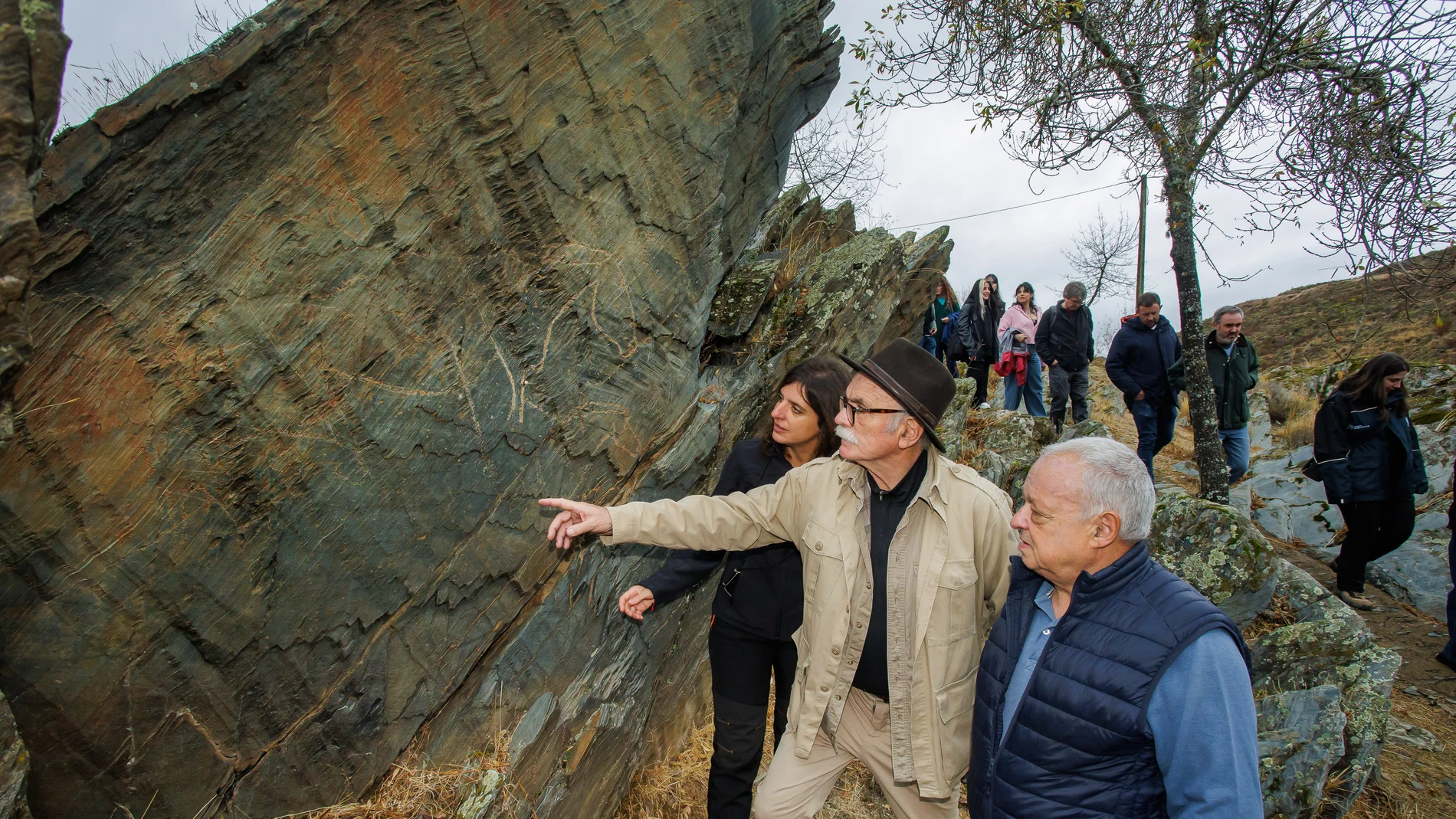 El consejero Gonzalo Santonja visita el yacimiento de Siega Verde junto a Eudald Carbonell y Eva Manrique.