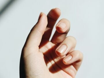 Manchas blancas en las u&ntilde;as: cuatro posibles razones por las que aparecen