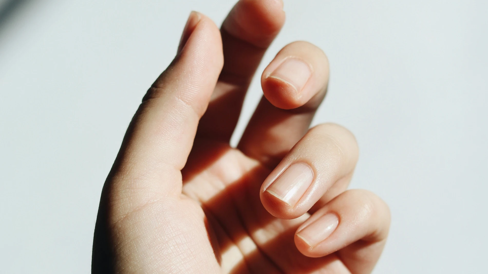 Manchas blancas en las uñas: cuatro posibles razones por las que aparecen