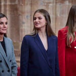 Los reyes Felipe VI y Letizia junto a la princesa Leonor y la infanta Sofía reciben en audiencia a los galard