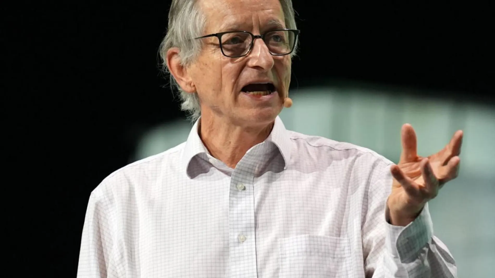 Geoffrey Hinton, padre de la inteligencia artificial, durante una conferencia