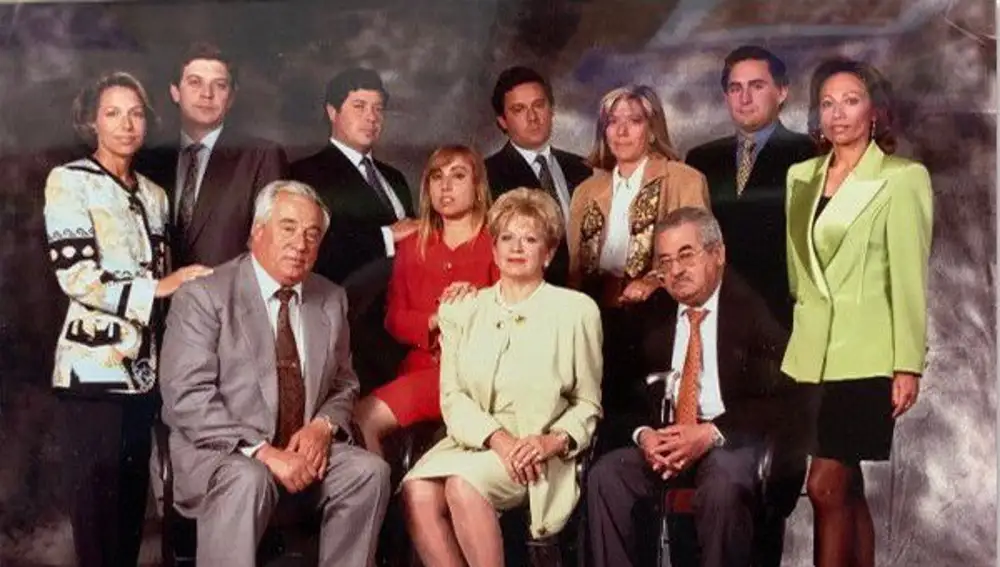 De izquierda a derecha, Manuel Moreno, Juana Moreno y José Moreno, segunda generación. Detrás, de izquierda a derecha los miembros de la tercera generación: Olga, Julio, José María, Susana, Manolo, Maite, Miguel y M. Carmen