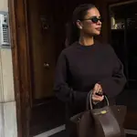Emelie Lindmark con jersey marrón chocolate, una de las apuestas más versátiles del otoño