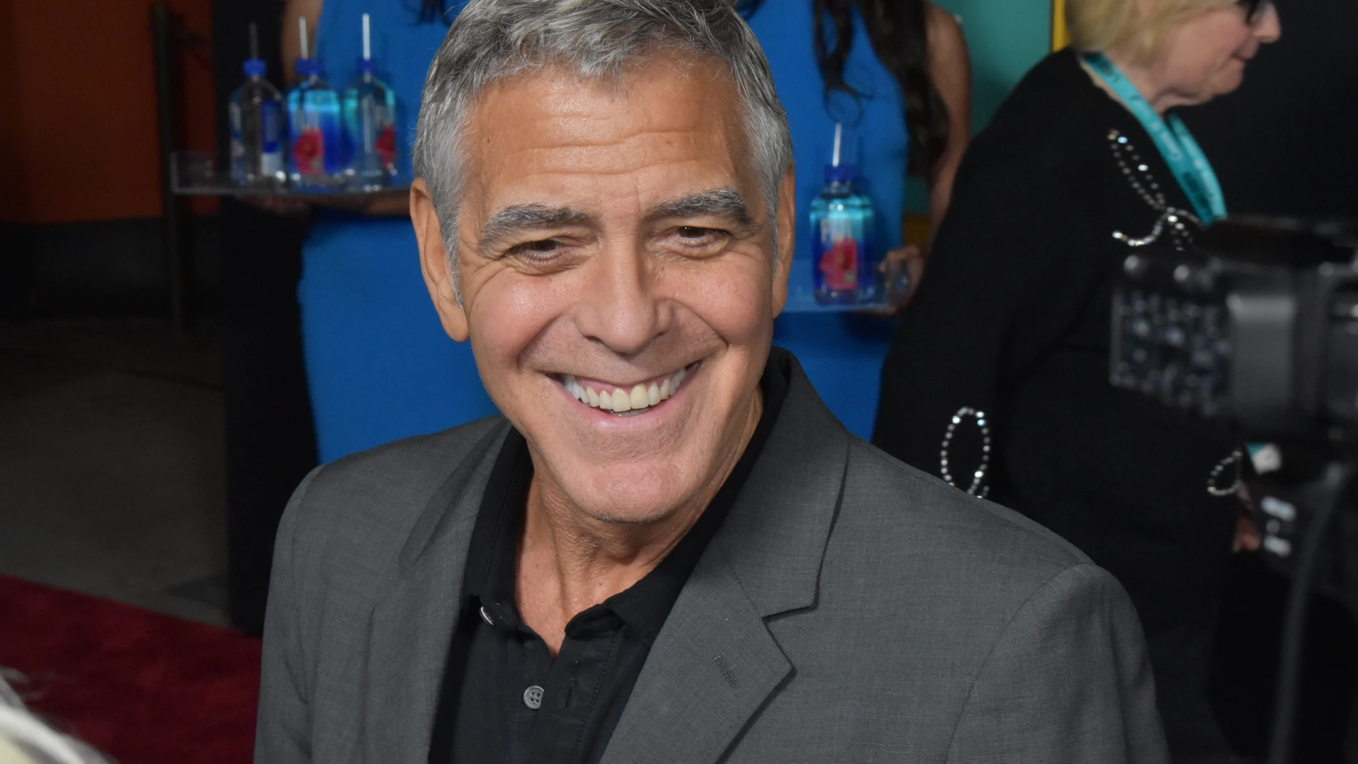 AME1102. LOS ÁNGELES (ESTADOS UNIDOS), 24/10/2025.- El actor y director estadounidense George Clooney reacciona este jueves, en la alfombra roja del AFI Fest en Los Ángeles (EE.UU.). Clooney asegura que se siente "afortunado de no ser tan infeliz" como Jay Kelly, el personaje que interpreta en la película homónima sobre una estrella de Hollywood que enfrenta las consecuencias de sus decisiones. EFE/ Mónica Rubalcava