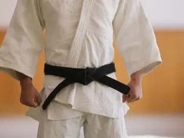 Así es el truco japonés que mejora tu postura y bienestar en minutos Así es el truco japonés que mejora tu postura y bienestar en minutos