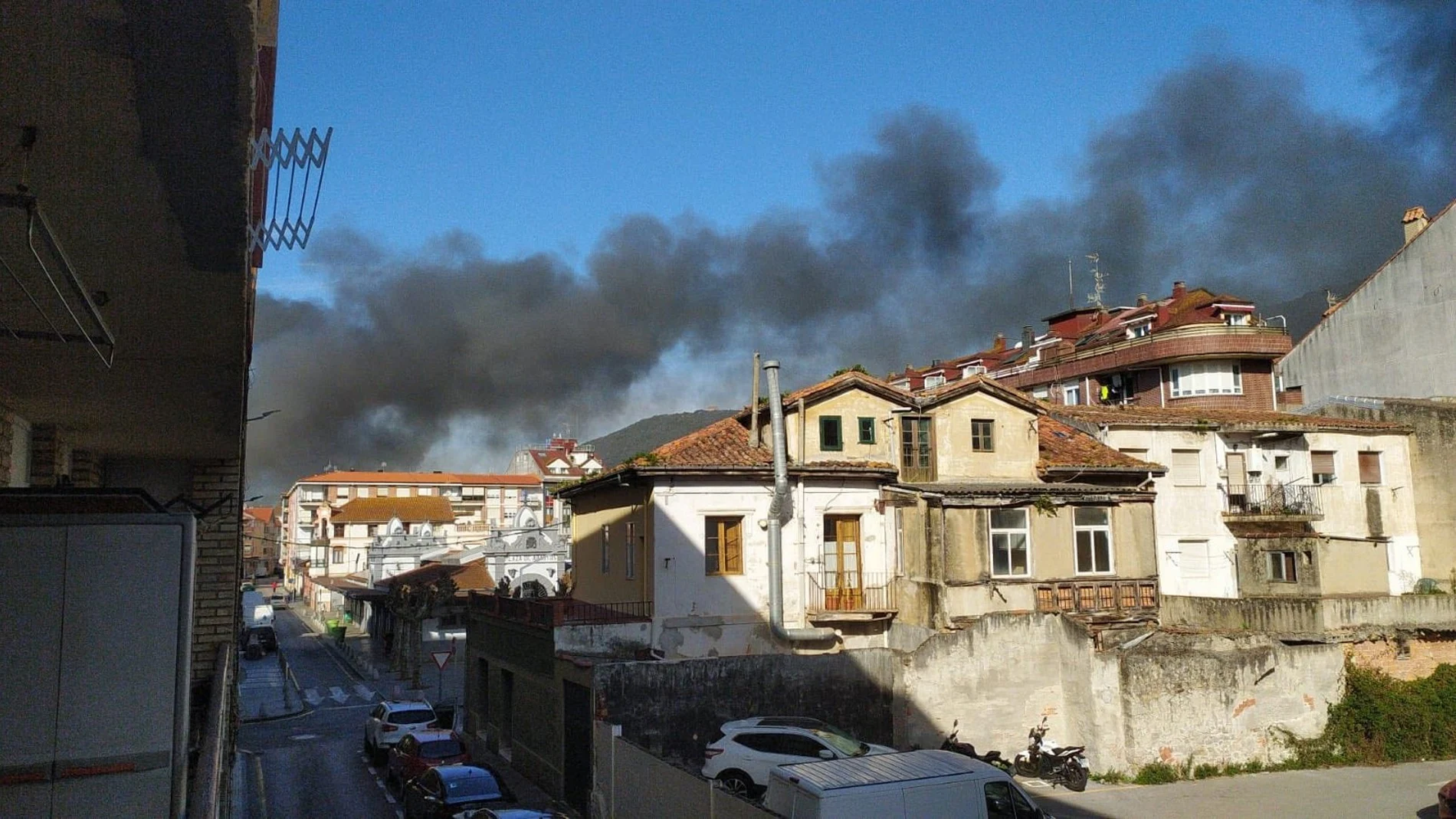 Un incendio calcina Conservas Crespo en Santoña (Cantabria)