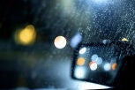 El truco casero para eliminar las gotas de lluvia del coche: solo requiere unos pocos minutos