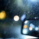 El truco casero para eliminar las gotas de lluvia del coche: solo requiere unos pocos minutos