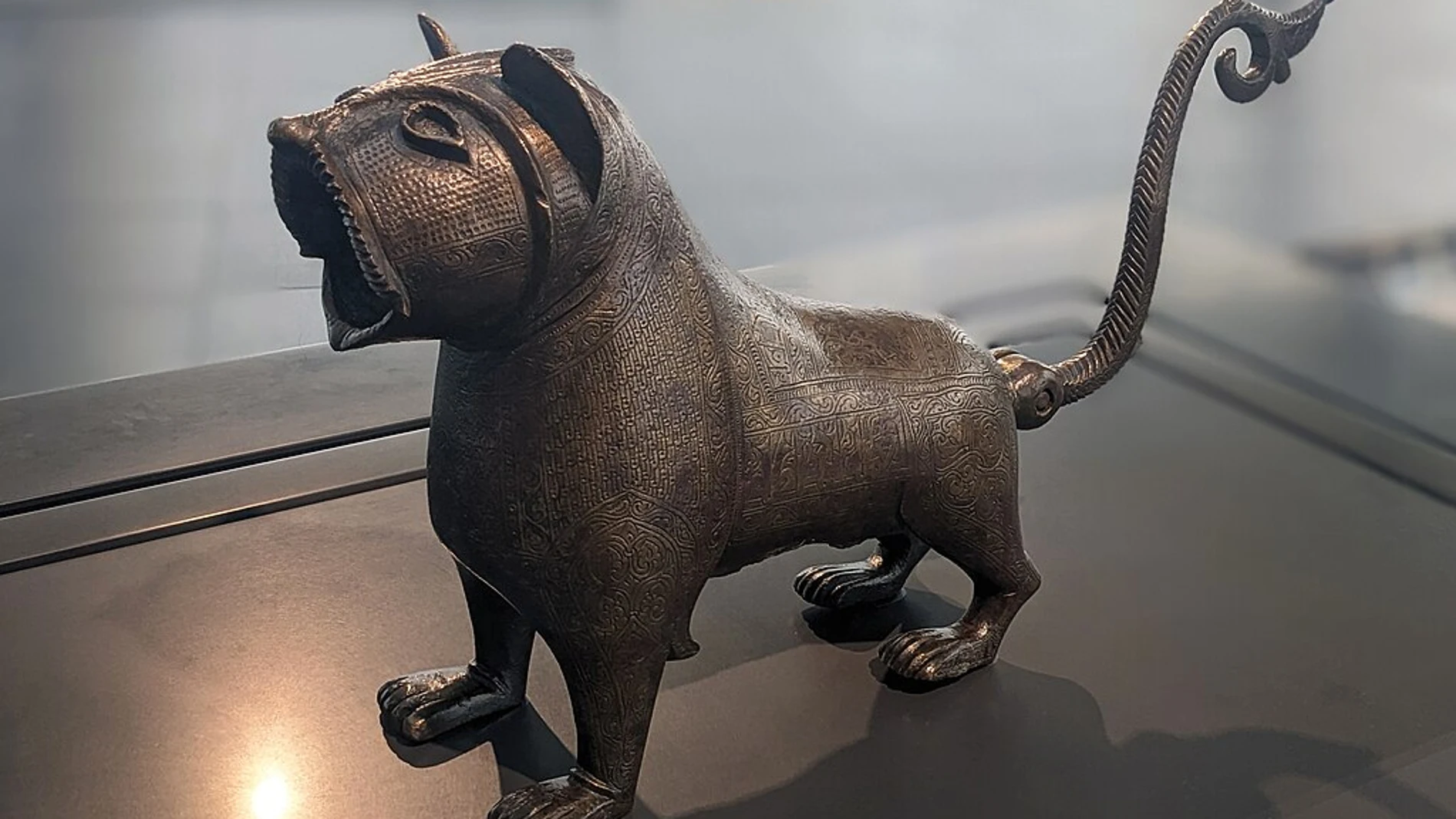El León islámico de Bronce encontrado en Monzón que luce en el Museo del Louvre