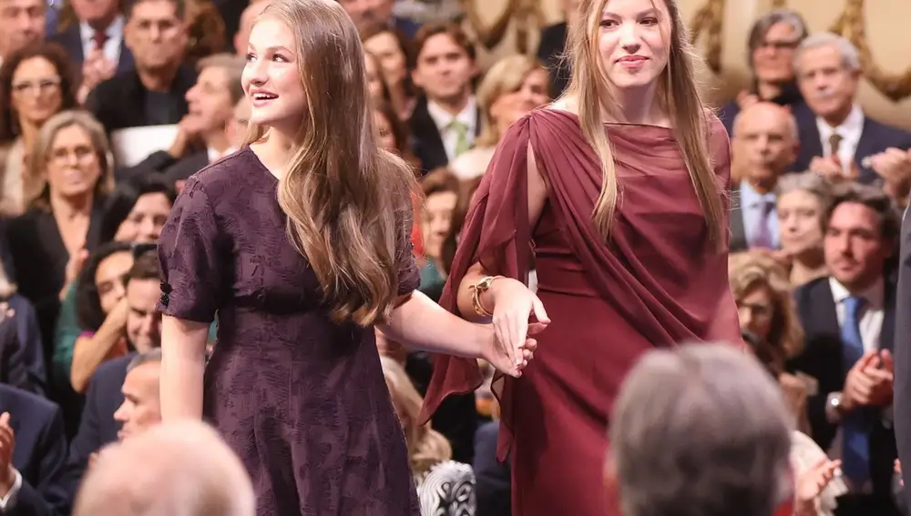 La complicidad de la Princesa Leonor y la Infanta Sofía en los Premios Princesa de Asturias