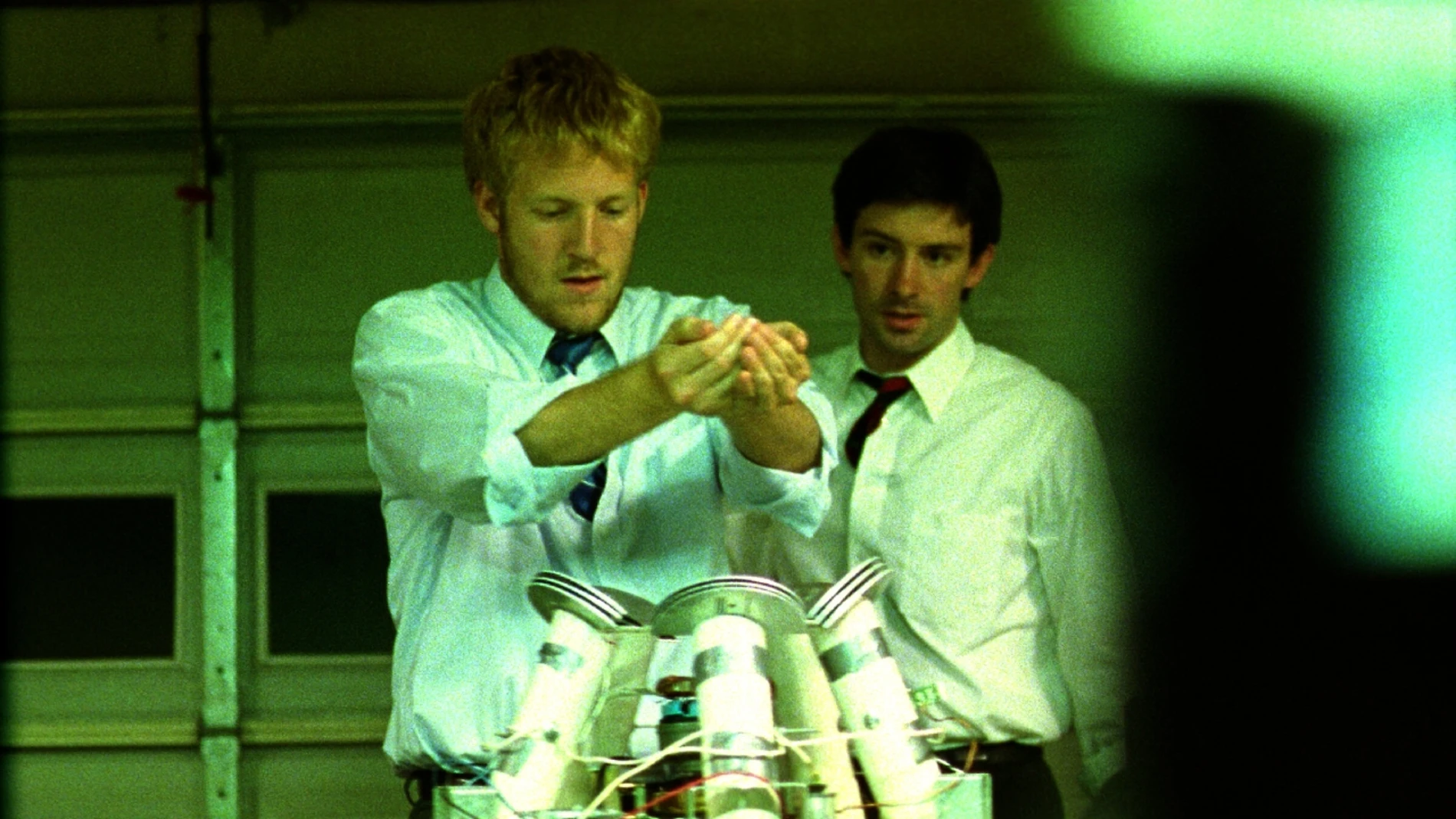 Los protagonistas descubren accidentalmente una forma de viajar en el tiempo durante un experimento casero