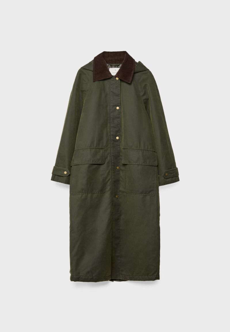 Parka larga encerada con capucha.