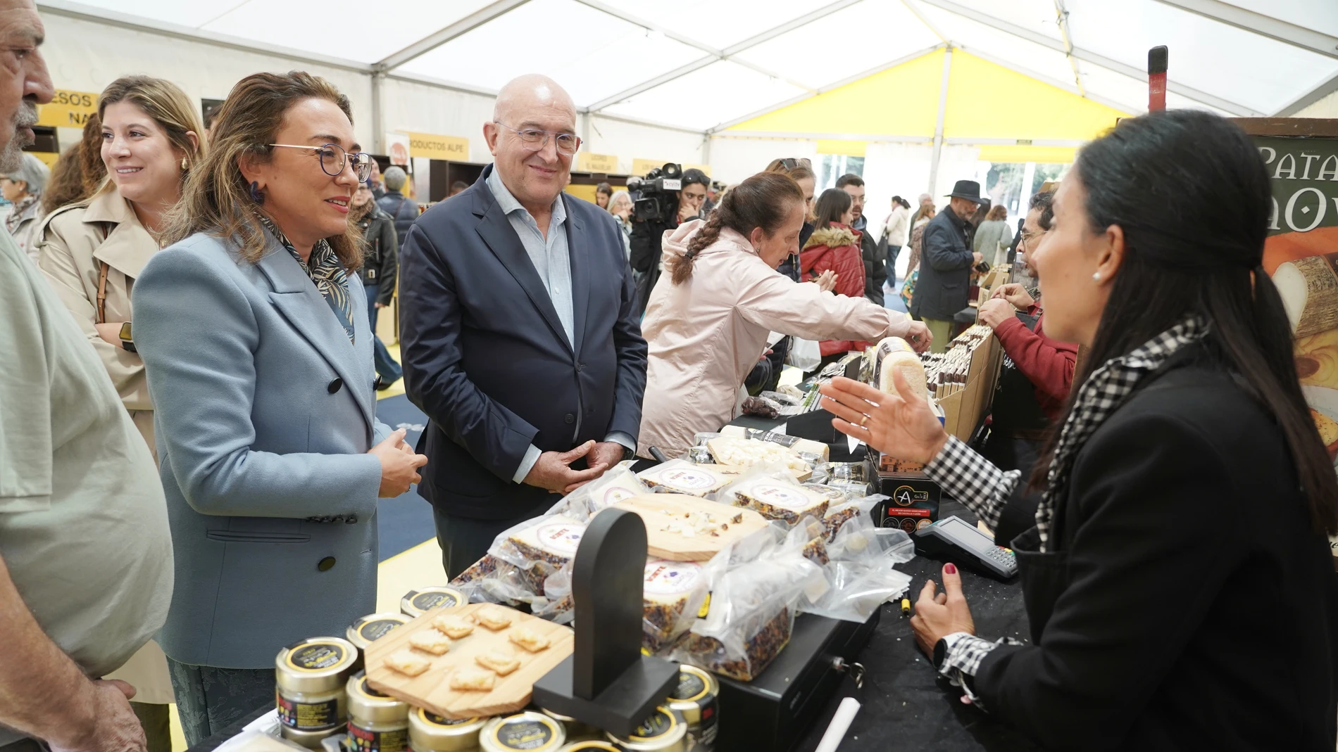 González Corral, Carnero y Raquel Alonso visitan la carpa de Tierra de Sabor y Seminci en Valladolid
