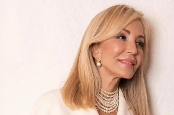 Carmen Lomana se viste de Prada y firma el look navideño más elegante con mucho brillo (y plumas) Carmen Lomana se viste de Prada y firma el look navideño más elegante con mucho brillo (y plumas)