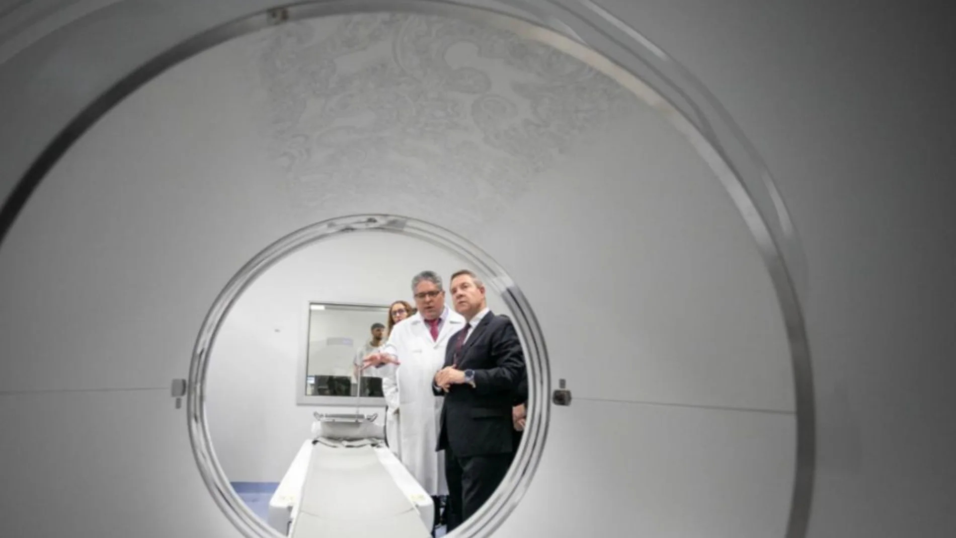 El presidente de Castilla-La Mancha, Emiliano García-Page, en su visita a las nuevas instalaciones del Hospital de Guadalajara