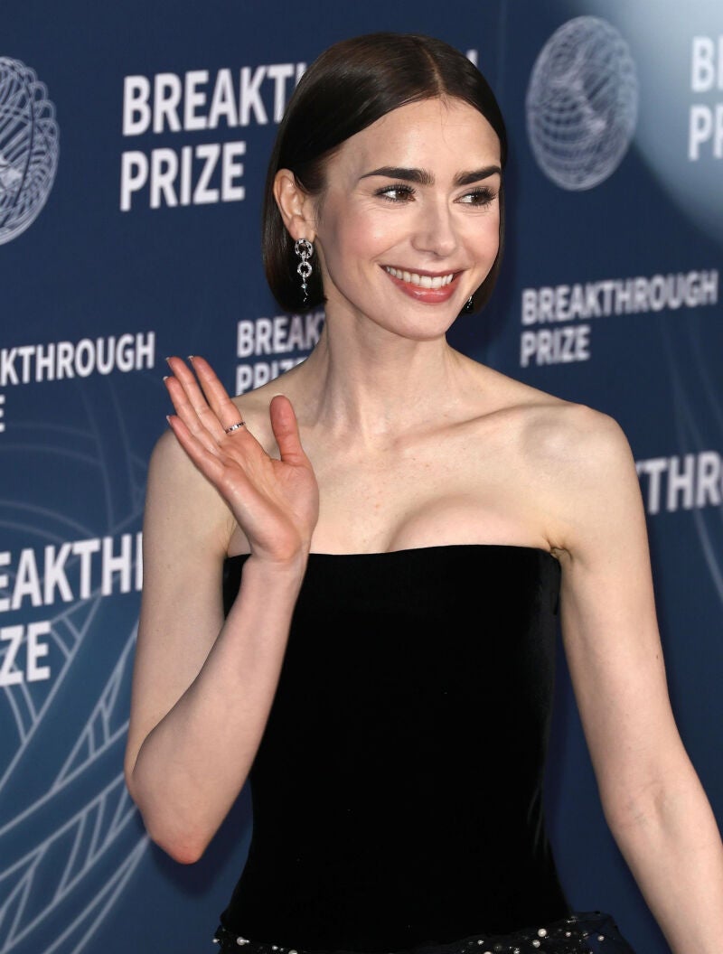 Lily Collins corte cuadrado pulido.