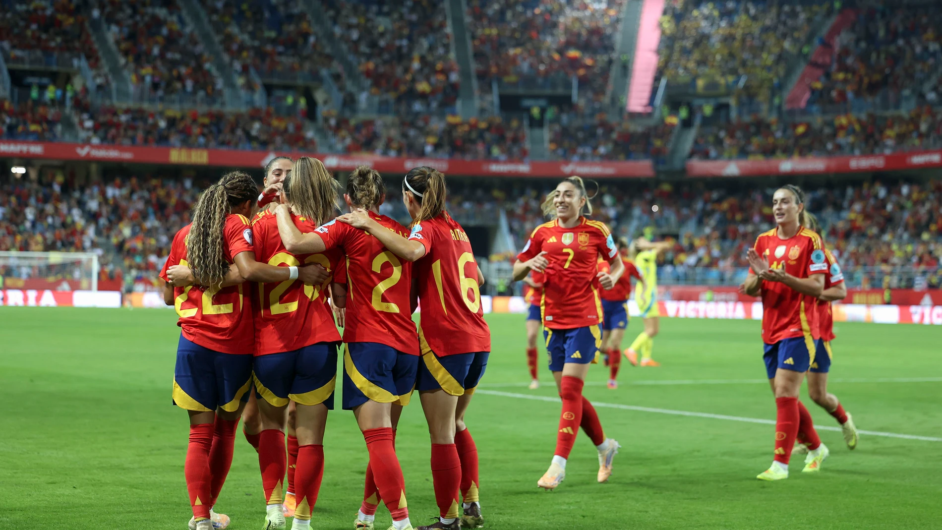 Málaga, 24/10/2025.- Las jugadoras de la selección española celebran el segundo gol del combinado español durante el encuentro correspondiente a las semifinales de la Liga de Naciones que disputan hoy viernes España y Suecia en el estadio de La Rosaleda, en Málaga. EFE/Daniel Pérez.