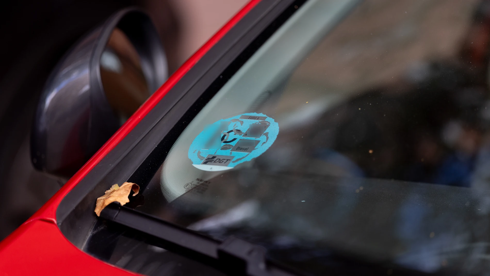 El Ayuntamiento de Madrid ha anunciado que cobrará el Impuesto sobre Vehículos de Tracción Mecánica (IVTM), el conocido como 'numerito', no según el tipo de motor y carburante sino en base a las etiquetas ambientales, a 24 de octubre de 2025, en Madrid (España). Según la delegada de Economía, Innovación y Hacienda, Engracia Hidalgo, se trata de "una medida pionera en España" al cambiar el criterio para aplicar las bonificaciones de este tributo y supone modificar el actual modelo basado en el...