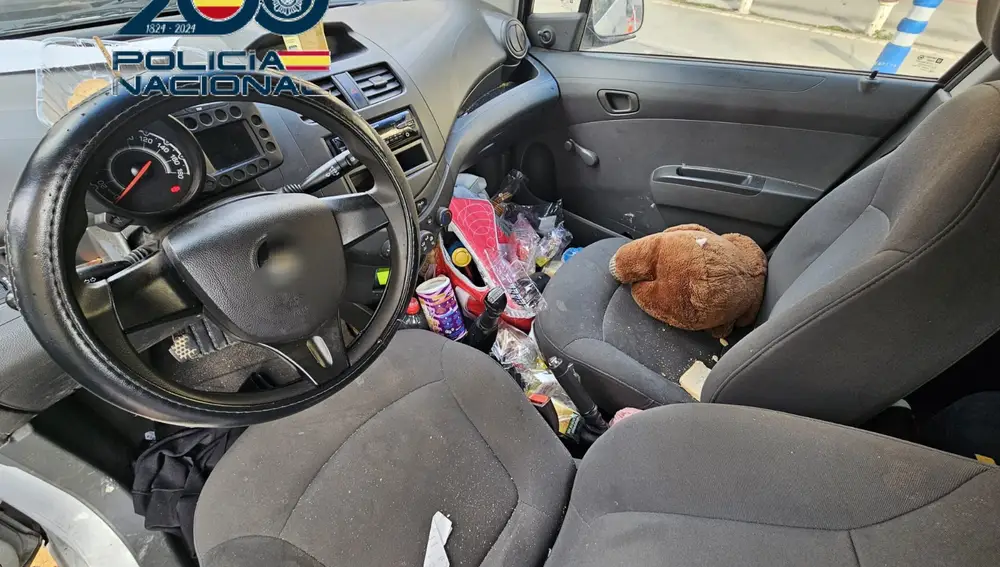 El coche donde estuvo retenida durante 13 días la mujer con sus dos hijos menores