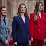 Los reyes Felipe VI y Letizia junto a la princesa Leonor y la infanta Sofía reciben en audiencia a los galard