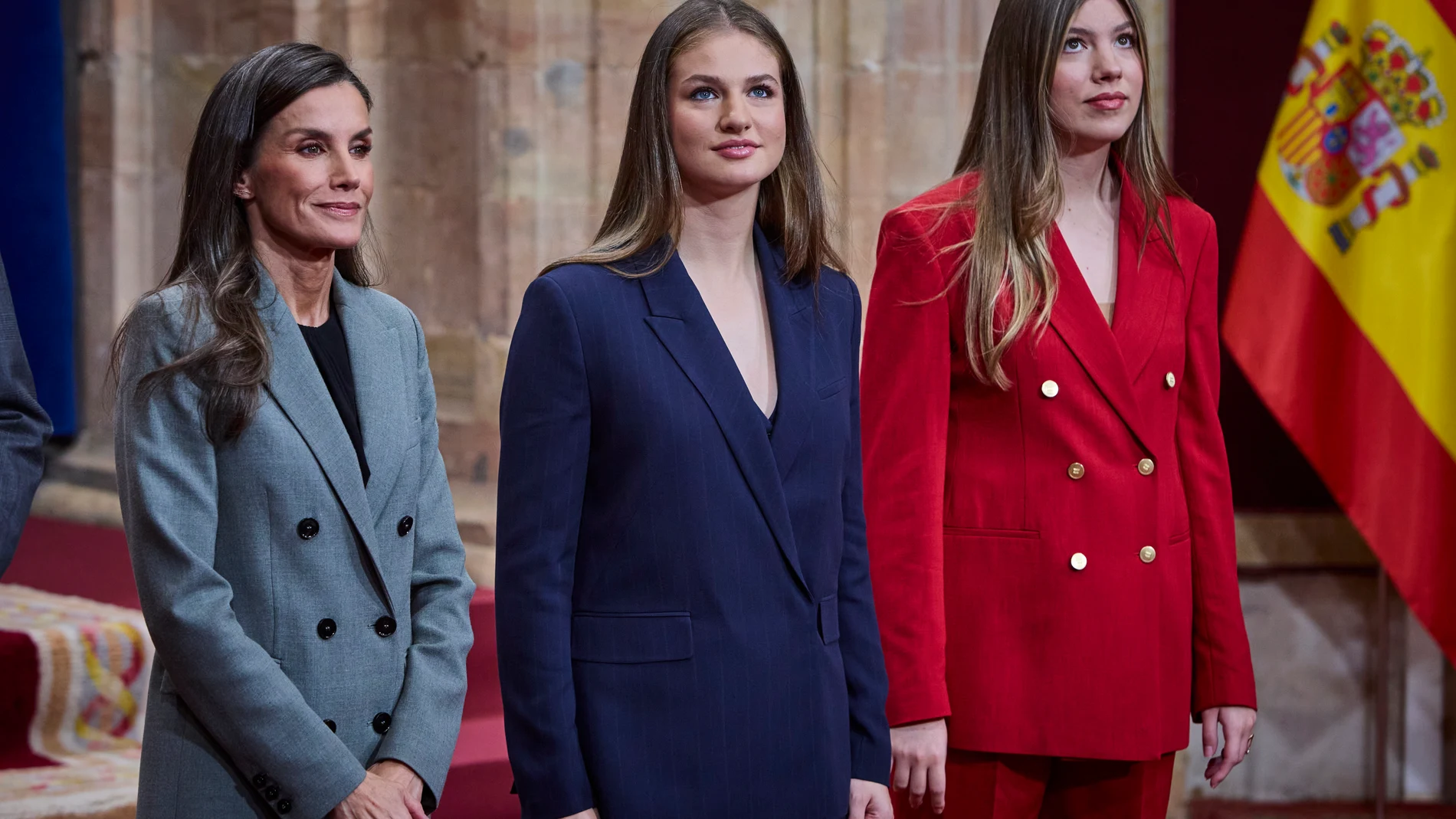 Los reyes Felipe VI y Letizia junto a la princesa Leonor y la infanta Sofía reciben en audiencia a los galardonados con los “Premios Princesa de Asturias 2025”, acompañados por los presidentes de los jurados y los miembros de los Patronatos de la Fundación Princesa de Asturias. este viernes en la capital asturiana, horas antes de la ceremonia de entrega de los Galardones © Alberto R. Roldán / Diario La Razón. 24 10 2025