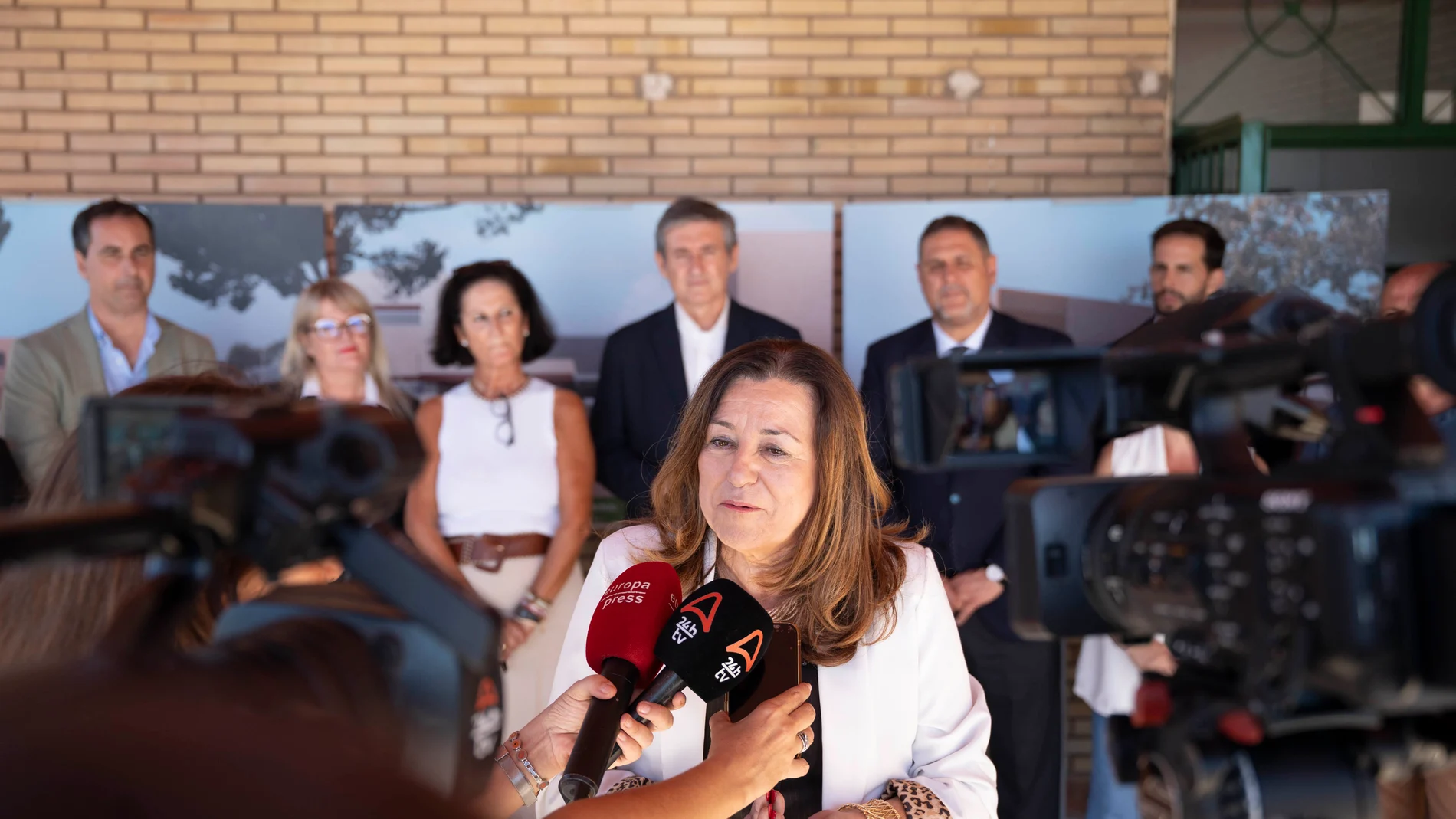 La consejera de Desarrollo Educativo y Formación Profesional, María del Carmen Castillo, atiende a los medios de comunicación tras visitar el colegio de Infantil y Primaria Nueva Andalucía en Adra (Almería), en cuyo centro la Junta tiene previsto realizar una ampliación de espacios. A 24 de octubre de 2025 en Adra, Almería (Andalucía, España). La Junta de Andalucía ha licitado las obras de ampliación y adecuación de espacios en el CEIP Nueva Andalucía de Las Cuatro Higueras, en el municipio d...