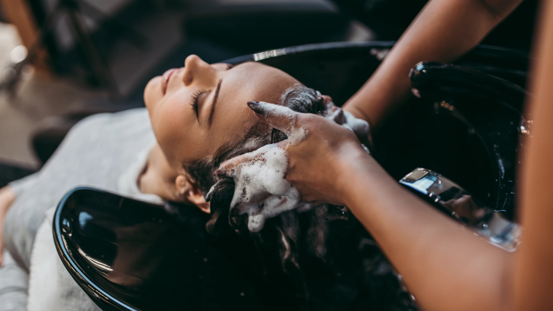 Lavando la cabeza en una peluquería