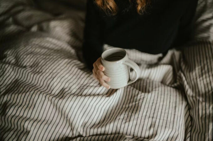 Cinco trucos para sentirse menos cansado en los días largos, según una doctora Cinco trucos para sentirse menos cansado en los días largos, según una doctora