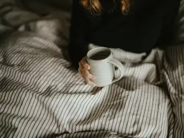 Cinco trucos para sentirse menos cansado en los días largos, según una doctora Cinco trucos para sentirse menos cansado en los días largos, según una doctora