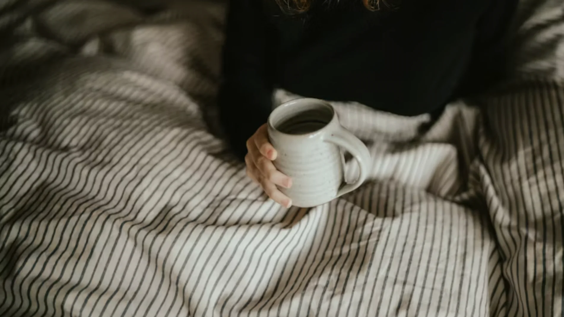 Cinco trucos para sentirse menos cansado en los días largos, según una doctora