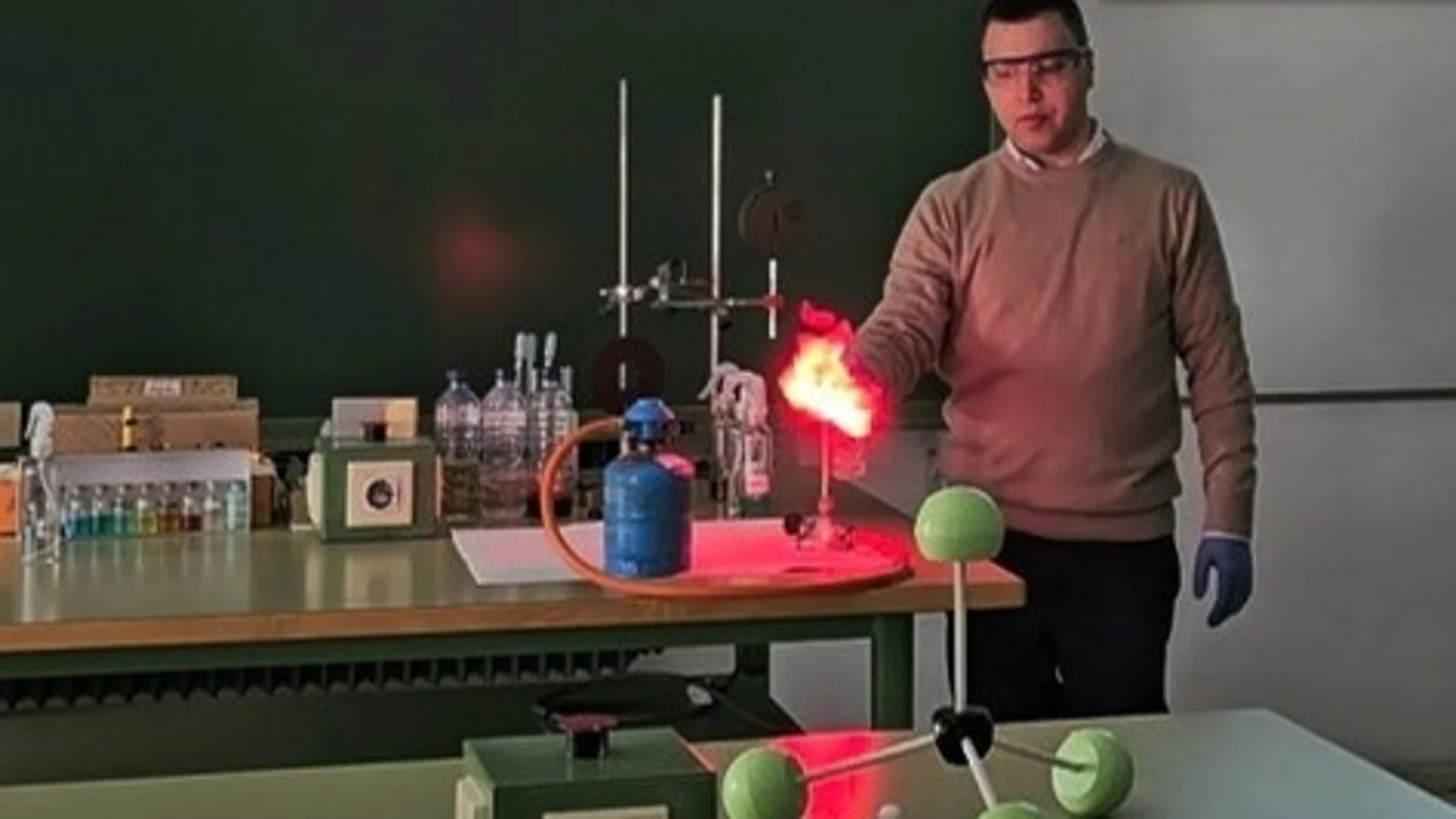 Mario Carrasco, durante una clase en el IES San Fulgencio de Écija